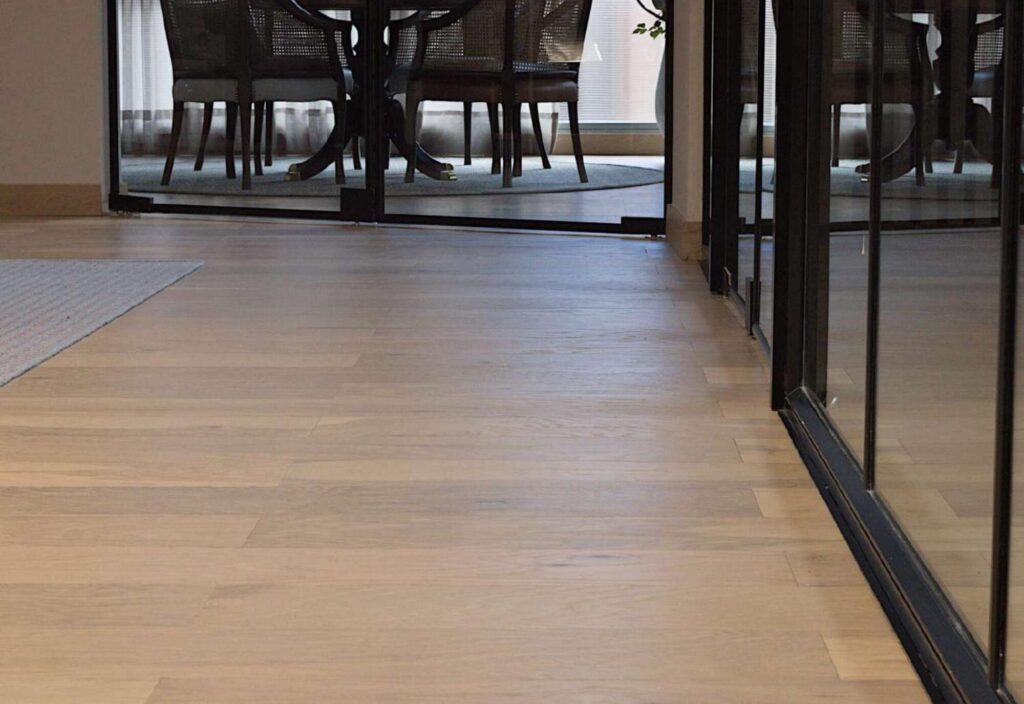 Piso de Ingeniería Light Pale Oak – Casa Camino de Arrayanes, Bogotá